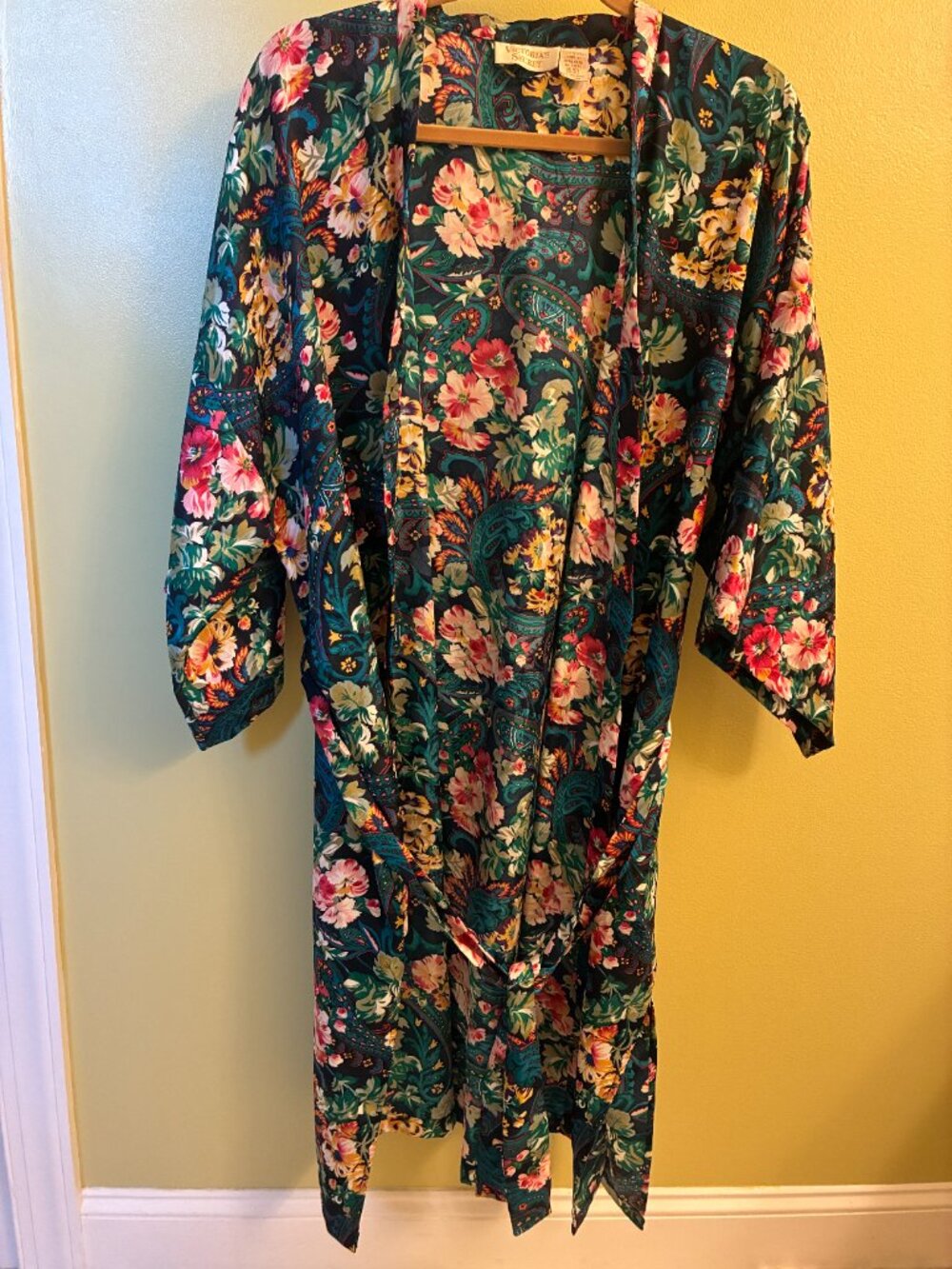 Victoria's Secret Robe - Picture 7 of 7